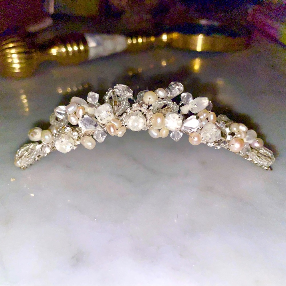 Elegant tiara comb with pearls.